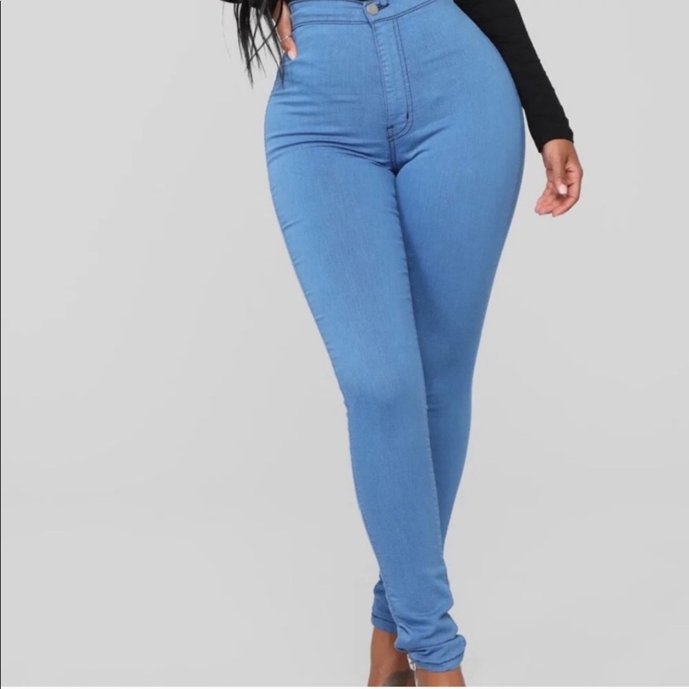 HIGH WAISTED BLUE JEANS